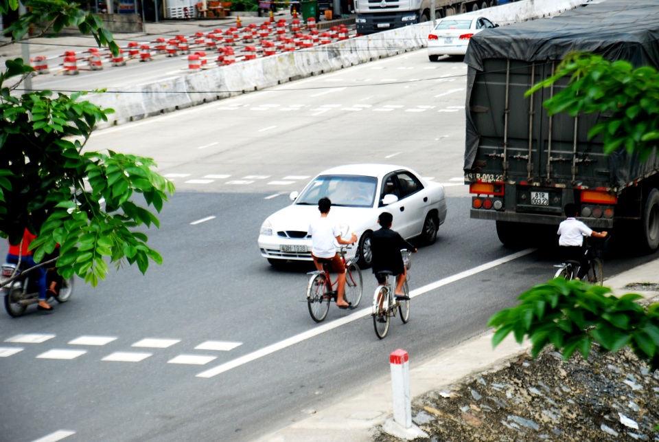 “Lạ lùng” ô tô rồng rắn ngược chiều quốc lộ 1A - 9 Xe ô tô ngược chiều gây nguy hiểm cho người đi đường