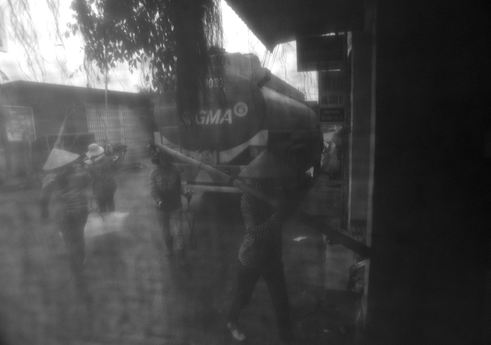 Nhọc nhằn những phụ nữ oằn mình gánh đá mưu sinh - 9 Trong số những phu đá ngoài những phụ nữ xuất thân lam lũ, còn có cả những người sa cơ lỡ vận phải chọn nghề gánh đá mưu sinh. Như trường hợp chị Nga, năm lần bảy lượt vay mượn mua tàu cá cho chồng ra khơi, thế nhưng tàu hết bão đánh chìm rồi bị tàu Trung Quốc bắt giữ cuối cùng mất trắng. Không còn tàu, chồng chị Nga đi làm thuê cho tàu khác, còn chị ở nhà gánh đá nuôi con.