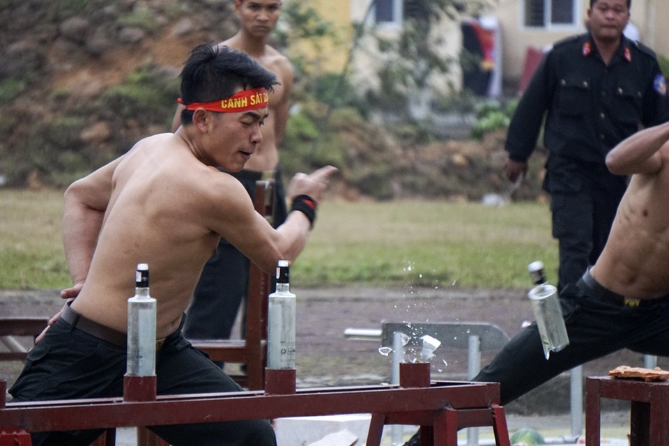 Những pha võ thuật "mình đồng da sắt" của cảnh sát đặc nhiệm - 9 Tay không chém đứt đôi chai thủy tinh.