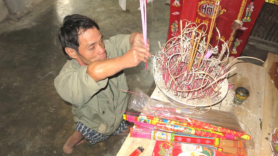 Chuyện đời đầy nước mắt của anh Què - 4 Thắp nén hương lên bàn thờ của người cha, anh Què lặng đi.