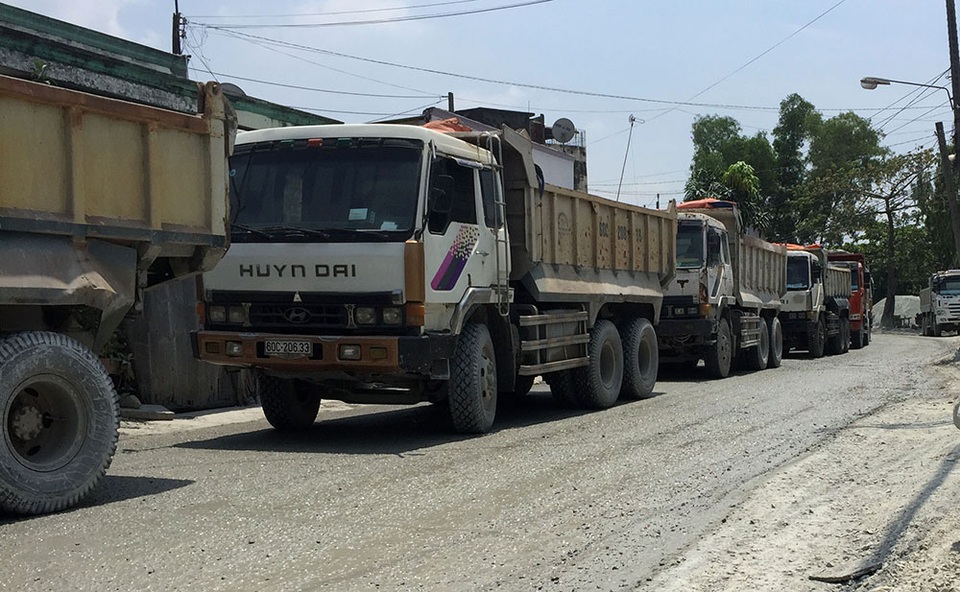 Bình Dương: Ồ ạt khai thác tận thu mỏ đá Tân Đông Hiệp trước ngày "hết phép" - 7 Đoàn xe ben chờ chở đá từ các mỏ khai thác ra bên ngoài.