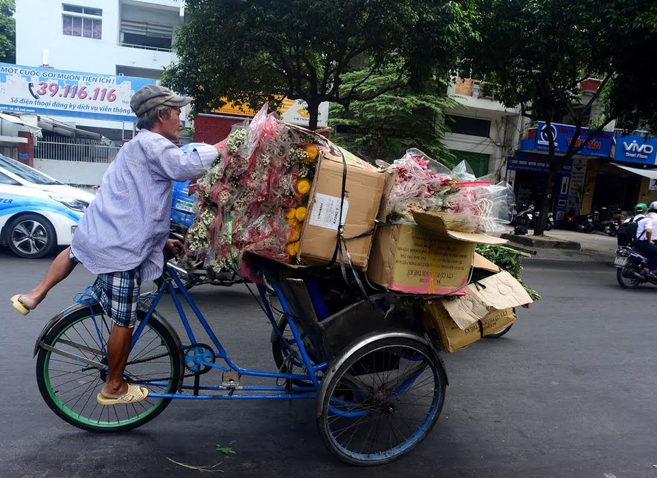 Dân Sài Gòn dừng xe mót hoa từ xe rác về bán - 10 Có người mang cả xe ba gác để chở hoa về nhà.