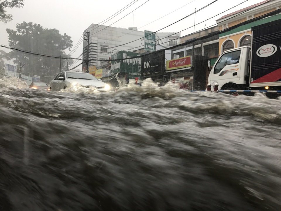 Mưa cực lớn, phía Đông Sài Gòn chìm trong biển nước - 1 Mưa cực lớn, phía Đông Sài Gòn chìm trong biển nước - 1