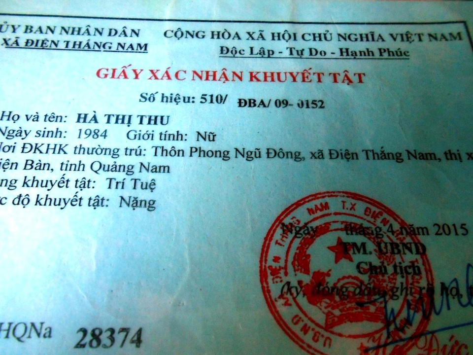 Gia cảnh khốn cùng của người đàn ông mắc bệnh ung thư gan - 9 Thẻ khuyết tật của chị Hà Thị Thu, con gái đầu ông Anh bị thiểu năng trí tuệ