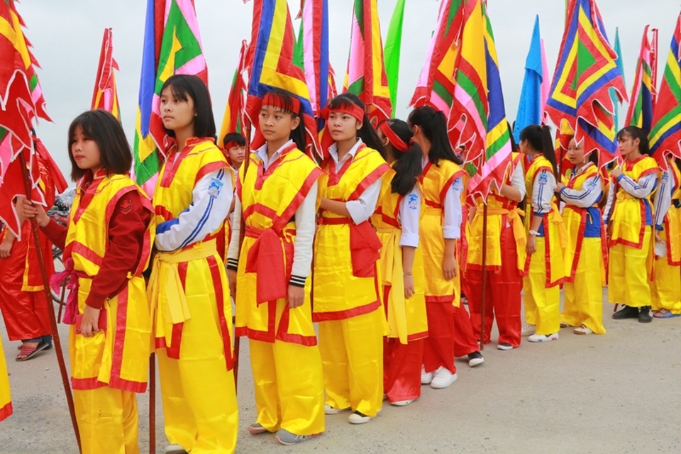 Độc đáo nghi lễ rước nước dâng tiến vua Đinh - 9 Đôi quân tùy tùng khiên cờ, giáo mác là các em học sinh trong trang phục lính tráng được xếp hàng ngay ngắn đi thành hàng dài nghiêm trong trong lễ rước.