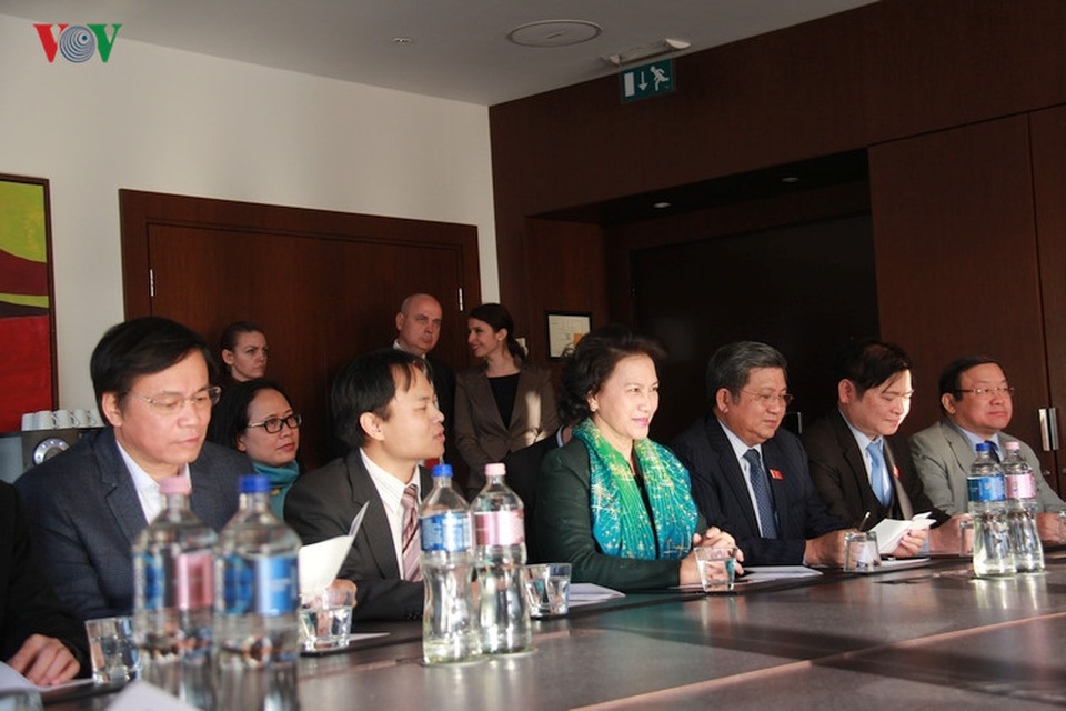 Kiều bào chào đón Chủ tịch Quốc hội Nguyễn Thị Kim Ngân thăm Hungary - 9 Kiều bào chào đón Chủ tịch Quốc hội Nguyễn Thị Kim Ngân thăm Hungary - 9