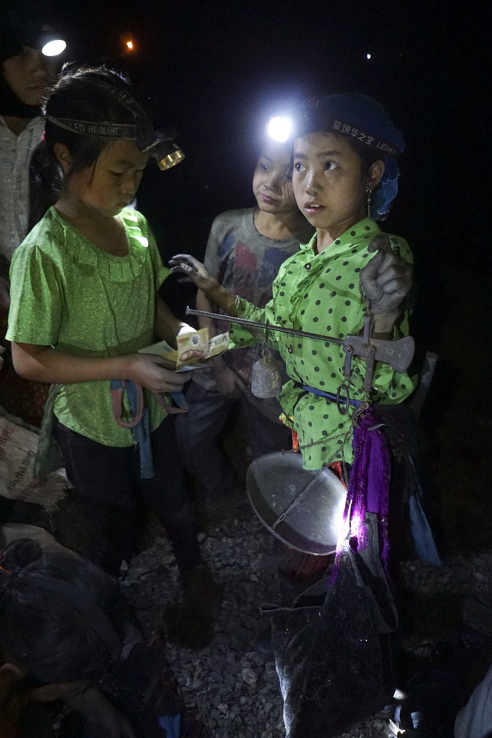 Đêm trắng ở vùng rốn quặng miền biên ải - 11 Giá thu mua tại đây khoảng từ 10 - 15 nghìn/kg quặng. Trẻ em ít kinh kiệm mỗi đêm chỉ mót được 2 - 3kg.