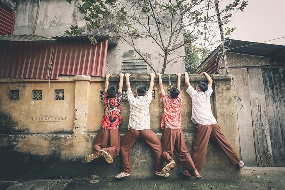 Bộ ảnh kỷ yếu mang phong cách dân dã của học sinh Bắc Giang - 1 Bộ ảnh được chụp tại các địa điểm như lò gạch bỏ hoang Ngọc Lý, Chợ Mọc (Tân Yên, Bắc Giang), cánh đồng gần trường THPT Tân Yên nhưng đã mang đến cho bộ ảnh một màu xưa cũ, gợi lại hình ảnh về làng Vũ Đại trong “Chí Phèo” của Nam Cao.