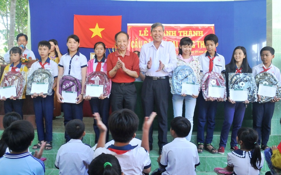Niềm vui ngày khánh thành cầu Dân trí thứ 12 tại Đồng Tháp - 13 Niềm vui ngày khánh thành cầu Dân trí thứ 12 tại Đồng Tháp - 13