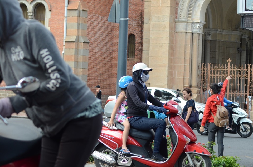 Sài Gòn nắng nóng đến nỗi… không nhận ra nhau - 5
Trẻ nhỏ phong phanh, người lớn kín mít.