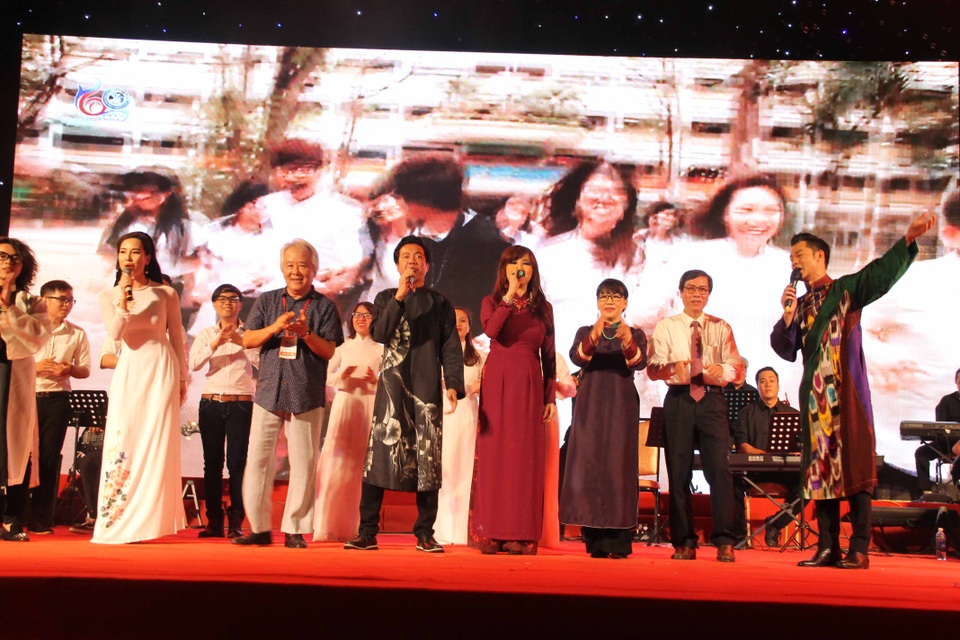 Cuối chương trình, các nghệ sĩ đã cùng nhau hát vang ca khúc “Nối vòng tay lớn”