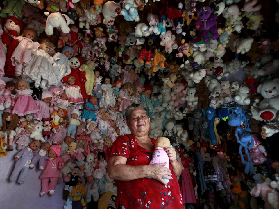 Bà Andrea Rojas sống ở thành phố Heredia, Costa Rica cũng có sở thích sưu tập búp bê, dù vậy, bà không cụ thể sưu tập búp bê thuộc một phong cách nào. Bà có hơn 4.500 búp bê đa dạng.