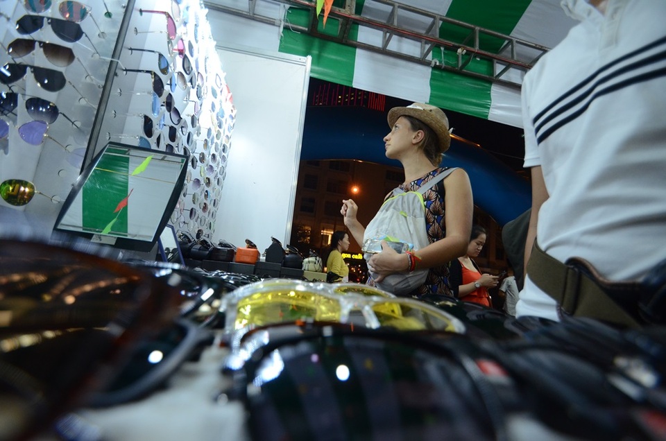 Một du khách đang lạc giữa “rừng” kính.