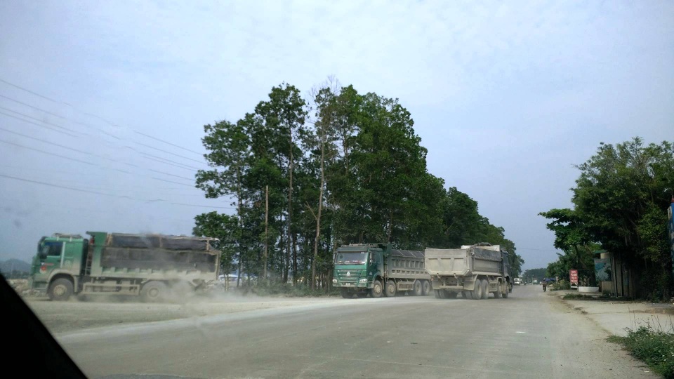Ninh Bình: “Tập đoàn” xe quá tải tung hoành, tỉnh lộ “gồng mình” chống đỡ! - 2 Những tập đoàn xe quá tải nối đuôi nhau tung hoành trên đường tỉnh lộ ở Ninh Bình.