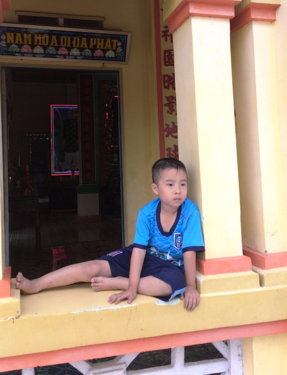 Cuộc sống vạ vật của người dân sau vụ sạt lở kinh hoàng - 7 Không có bạn chơi, không có sân chơi... đứa cháu nhỏ của bà Tua ngồi một mình trước sân chùa