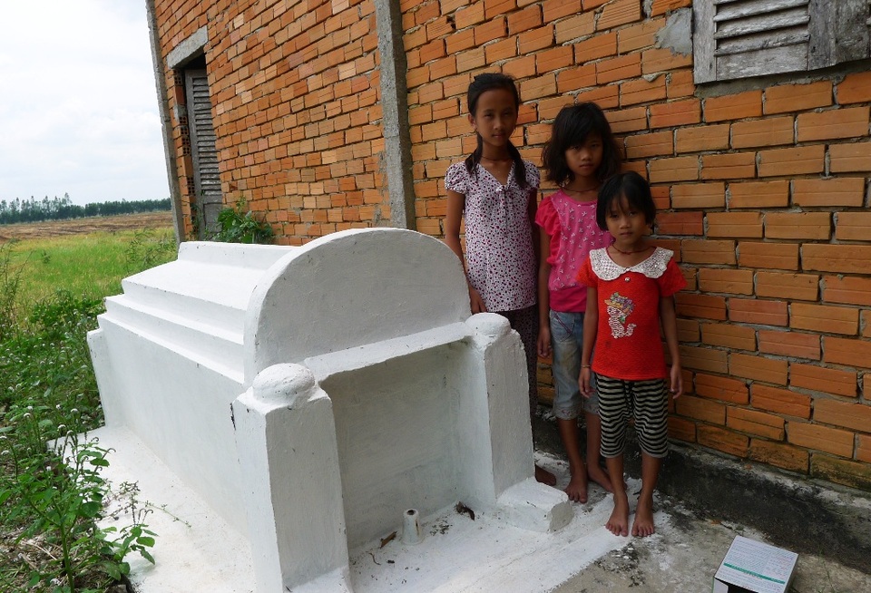 Thương 3 chị em mồ côi quần áo rách bươm, chạy ăn từng bữa - 5 Bà con hàng xóm cho rằng: trọng trách vừa làm cha, làm mẹ để bảo ban, chăm sóc cho hai em như cháu Ngà là quá sức đối với em