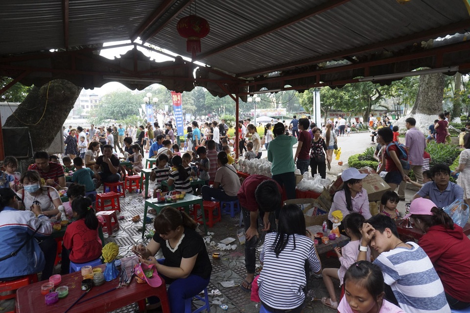 Tiếp tục... nghẹt thở ở công viên Thủ Lệ - 9
Khu vực hàng quán phục vụ đồ ăn, người ngồi la liệt, phục vụ liên tục và rác thì ở khắp mọi nơi.