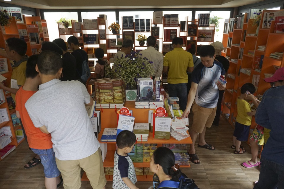 Độc đáo phố sách Hà Nội ngày khai trương - 10
Phố sách là hiện thức hoá nỗ lực của thành phố Hà Nội, các nhà xuất bản và các công ty sách nhằm khuyến khích văn hóa đọc.