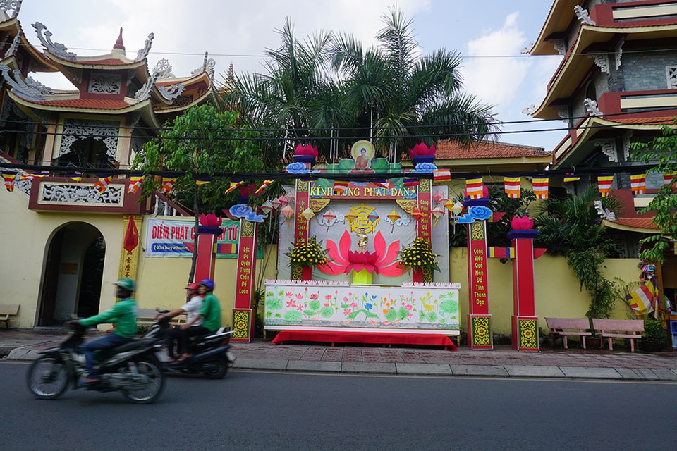 Sài Gòn rực rỡ cờ hoa đón mừng đại lễ Phật đản - 9 Sài Gòn rực rỡ cờ hoa đón mừng đại lễ Phật đản - 9
