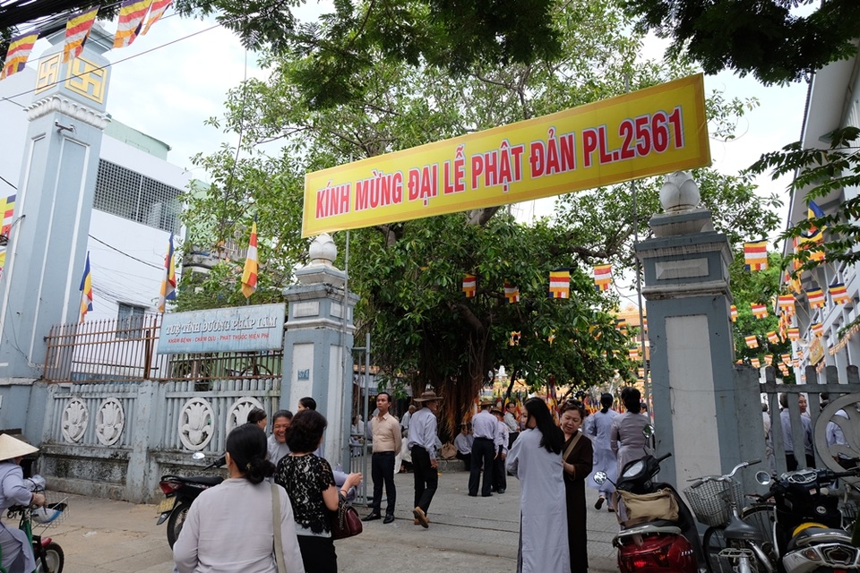 Đà Nẵng: Thả chim bồ câu nguyện cầu hòa bình trong Đại lễ Phật đản - 4 Tăng ni, Phật tử nao nức về dự Đại lễ Phật đản từ sáng sớm