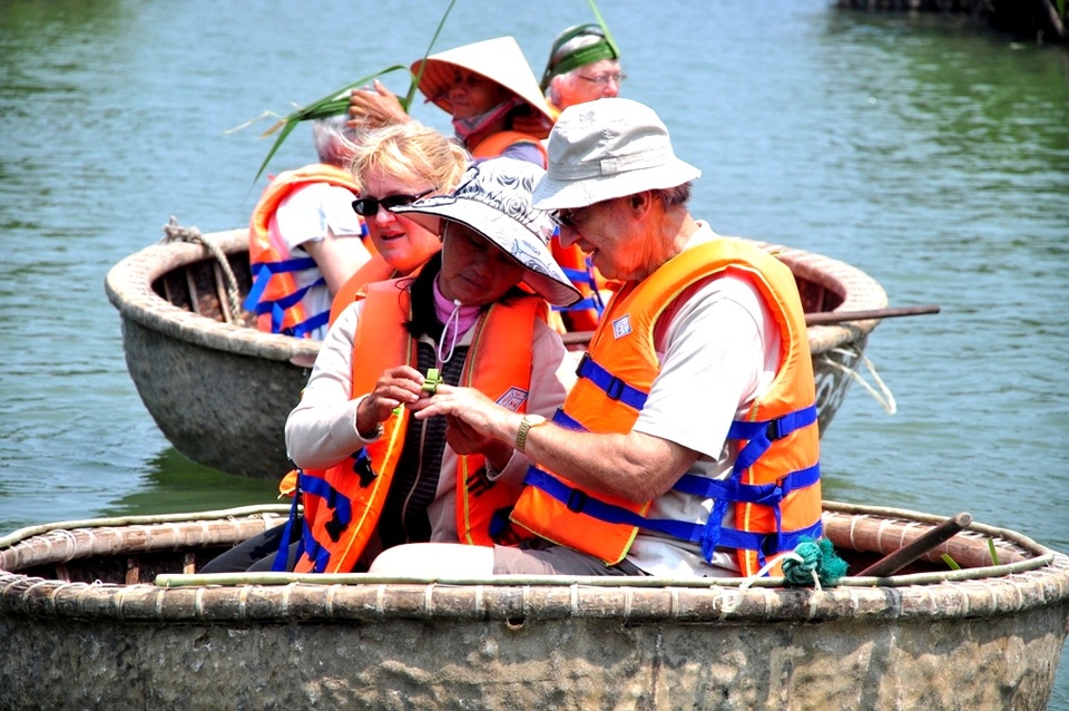 Khám phá rừng dừa Bảy Mẫu ở Hội An - 9 Chiếc nhẫn từ lá dừa nước tặng cho du khách làm cho du khách rất thích thú