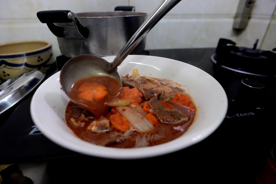 Cách thưởng thức khác của “Bánh mì Sài Gòn” khiến giới trẻ thích mê - 9 Sau gần 2 giờ đồng hồ ninh trên lửa, món lưỡi heo sốt đã sẵn sàng đãi khách.