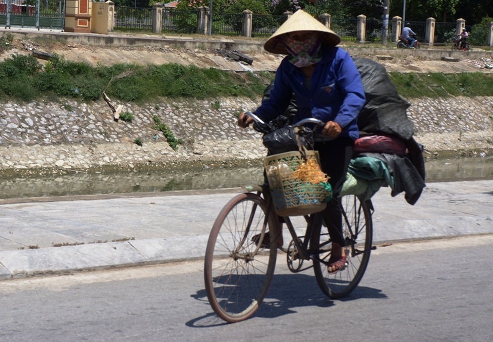 Những người lao động mưu sinh dưới “chảo lửa” miền Trung - 8 Đi giữa cái nắng như thiêu như đốt