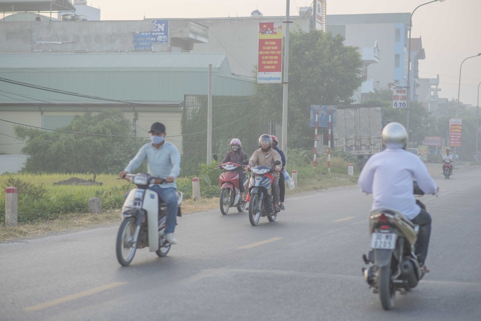 Đường Hà Nội mù mịt khói vì người dân đốt rơm rạ - 7 
Mỗi năm cứ đến dịp này, người tham gia giao thông qua địa bàn huyện Thanh Oai lại phải đối mặt với nguy hiểm do những đám khói mịt mù che lấp tầm nhìn.
