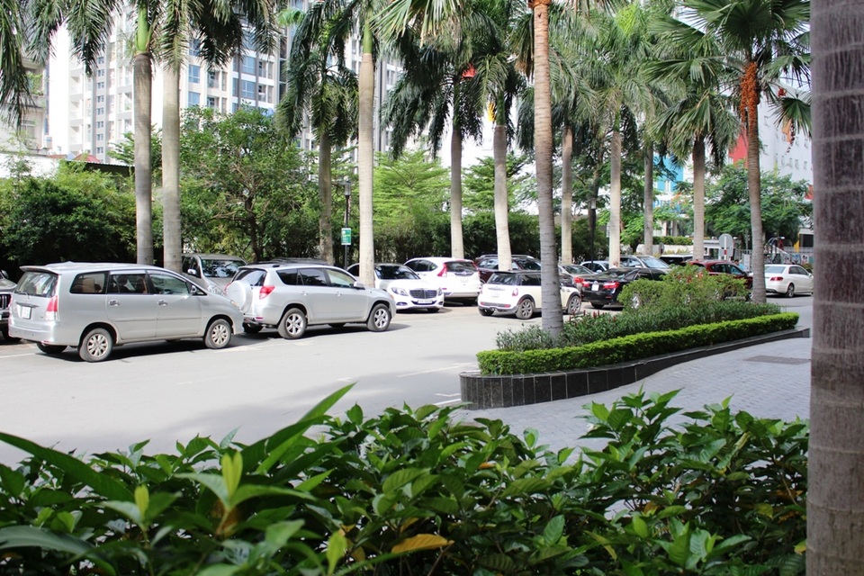 Dự án khu chung cư cao cấp: Tiện ích cư dân bị xem nhẹ - 9 Trong khi đó, vỉa hè và một phần đường nội bộ trong dự án vẫn bị chủ đầu tư “chiếm dụng” làm bãi giữ xe.