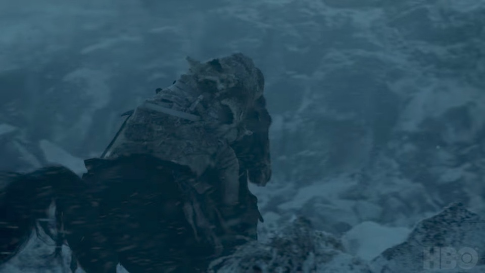 Ở đoạn cuối của trailer, có tiếng nói của nhân vật Sansa Stark vang lên với một câu nói kinh điển của nhà Stark: “Khi tuyết rơi, gió thổi, con sói đơn độc sẽ chết, nhưng đàn sói sẽ sống”.