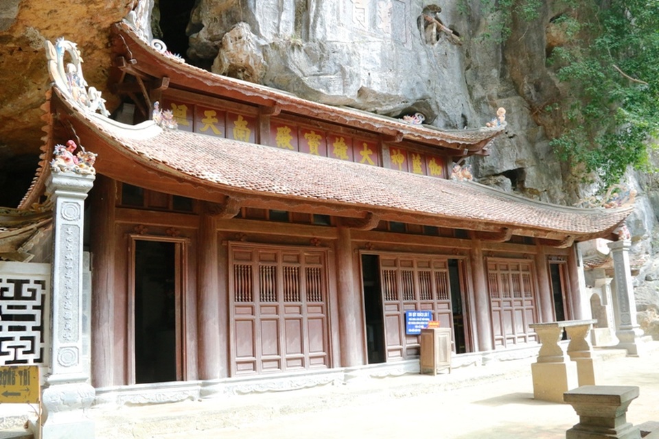 Chùa có 3 gian thờ Phật. Phía trên của mái chùa có mười chữ Hán màu vàng là: Già Lam Thần Đại Hùng Bảo Điện Nam Thiên Tổ - nghĩa là tất cả các vị sư tổ ở trời Nam này đều xuất phát từ chùa Bích Động ra đi.