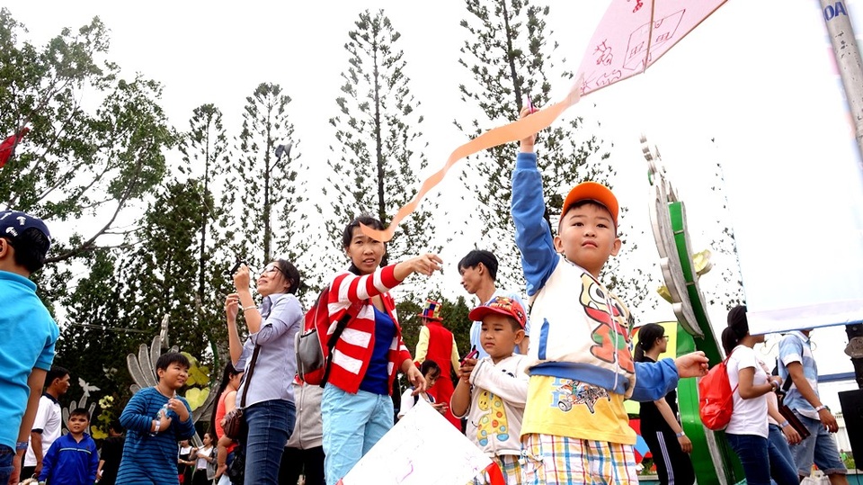Bất ngờ với những ước mơ các bé gửi vào cánh diều - 9 Ước mơ của các em đang được “bạn gió” nâng lên theo những cánh diều.
