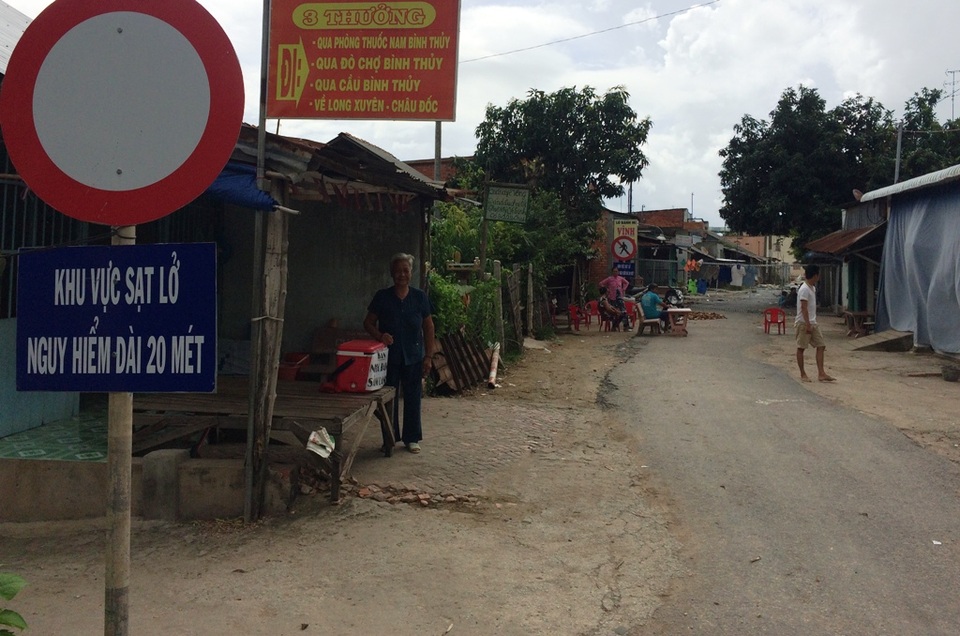 Nhà trong khu vực sạt lở nguy hiểm, 15 hộ dân vẫn “liều mình” vào ở - 4 15 hộ vừa trở lại nhà cũ ở đều nằm sau biển báo Khu vực sạt lở nguy hiểm dài 20m này. Nhưng không hiểu sao hàng rào khu vực sạt lở đã lùi sâu vào bên trong biển cấm khoảng 20m