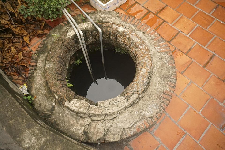 Báu vật giếng Chăm cổ xứ Đoài - 9
Tuy nằm ngay ven đường làng nhưng giếng lúc nào cũng sạch sẽ, phần cổ giếng vẫn hằn rõ vết kéo nước lâu đời. Người dân xóm Giếng cho biết, thời trước lính Tây từ bốt Phùng cũng vào đây lấy nước dùng vì nước trong sạch và ngọt mát.