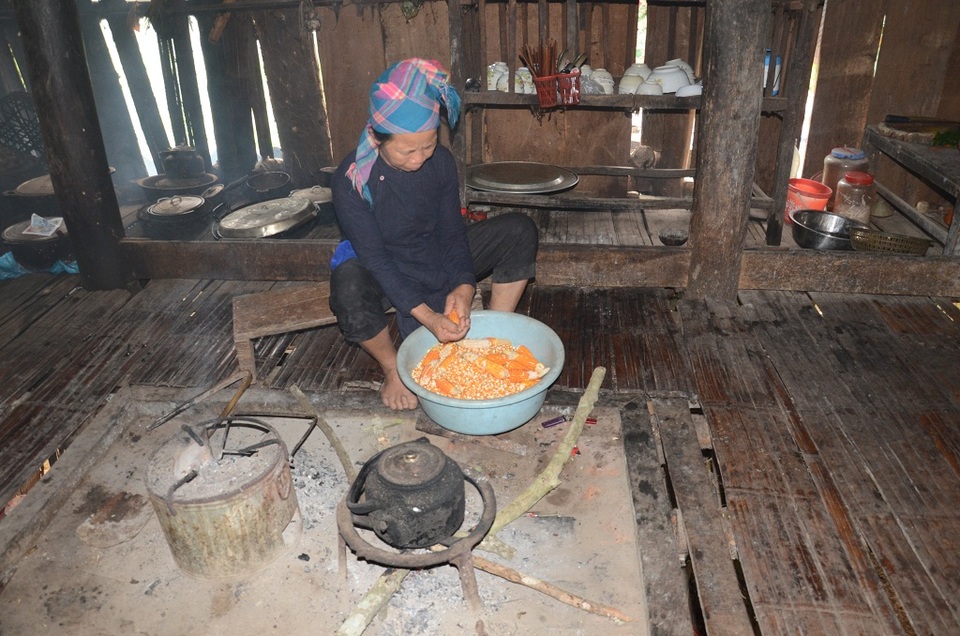 
Là bản vùng cao xa xôi, vốn khó khăn nay lại muôn vàn khó khăn. Hiện thức ăn chính của cả nhà chủ yếu là ngô
