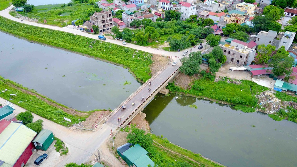 
Anh Nguyễn Văn Quyết, một người dân sống gần cầu Chiếc, cho biết đã có nhiều trường hợp xảy ra tai nạn giao thông khi đi qua cầu, trong đó có những vụ tai nạn nghiêm trọng, có người tử vong.

