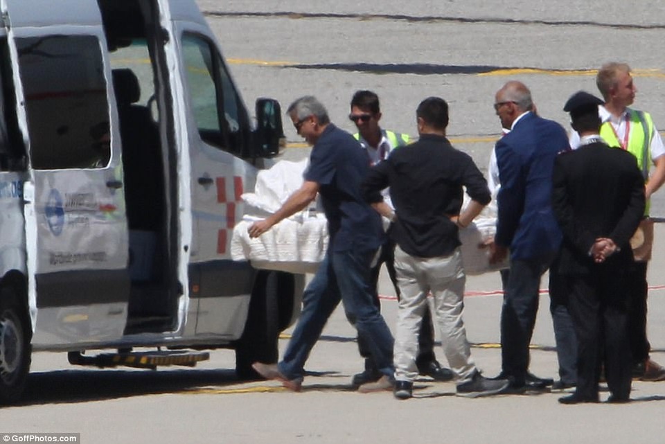 Sau khi các cháu nội ra đời, cha của George Clooney đã chia sẻ với phóng viên rằng những niềm vui nho nhỏ mỗi ngày trong gia đình ông hiện giờ khiến cuộc sống trở nên “hoàn hảo”.