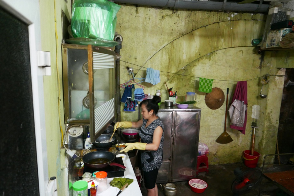 Nhịp sống quanh cây cầu đường sắt trăm tuổi ở Hà Nội - 4
Sau nhiều năm tồn tại, tới đây, thành phố sẽ cho đục thông các ô vòm đã xây bịt, dẫn tới những thay đổi cuộc sống của nhiều cư dân xung quanh.
Trong ảnh là nhà chị Thanh Hương ở ngõ Hàng Hương, ngay dưới cầu đường sắt. Phần tường nhà chính là cột trụ và ô vòm của cầu. Chị Hương cho biết gia đình sinh sống ở đây đã nhiều năm, nhà chật chội, ẩm thấp, nhiều chỗ phải kê dọn tạm bợ.