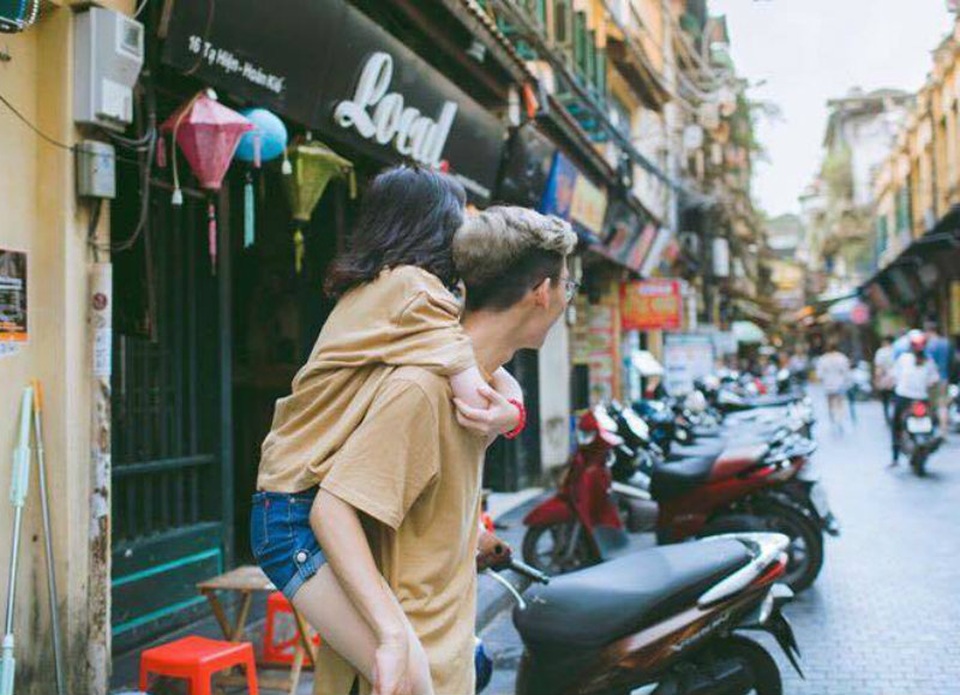 Chuyện tình “cọc tìm trâu” của cô gái 1m48 và chàng trai 1m80 - 1
Từ xưa tới nay chuyện “trâu đi tìm cọc” là quy luật tự nhiên thế nhưng cô bạn Lê Khánh Linh này lại phá bỏ quy luật đó để quyết định tán đổ chàng trai hơn mình một tuổi Hoàng Hùng Cường.