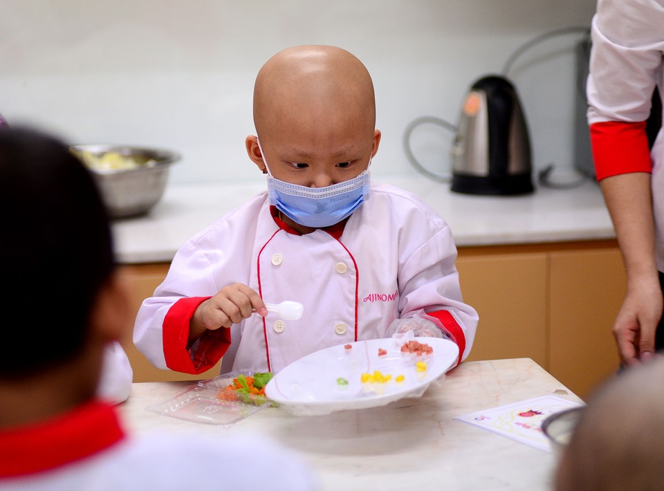 Bệnh nhi ung thư thực hiện ước mơ làm bác sĩ, đầu bếp - 9 Các em tự tay làm các món ăn mình yêu thích.