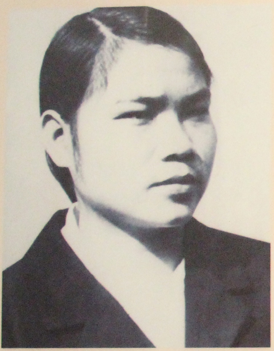 "Địch dùng dao chặt đứt lìa chân tôi, một tháng sau chúng chặt chân tôi lần 2" - 1
Trên đường giao liên, vào cuối năm 1967, tôi bị địch bắt. Để moi lời khai, chúng đã dùng mọi thủ đoạn từ dỗ ngon ngọt đến tra tấn dã man. Biết tôi cứng đầu, chúng dùng dao chặt chân tôi mà không tiêm thuốc mê. Cắn răng chịu đựng trước lưỡi dao xé thịt, chân của tôi đã bị cắt lìa khỏi cơ thể, đau quá tôi ngất lịm. Một tháng sau chúng tiếp tục đem tôi ra tra tấn nhưng không khai thác được thông tin, chúng chặt chân tôi lần hai. Sau hơn ba tháng bị giam, đồng đội đã cứu tôi thoát khỏi nhà tù Hội An, đưa về chiến khu Quảng Nam, rồi chuyển ra Bắc để chữa trị - Bà Huỳnh Thị Kiển, SN 1948, thương binh 1/4, phường Hòa An, quận Ninh Kiều, TP Cần Thơ.