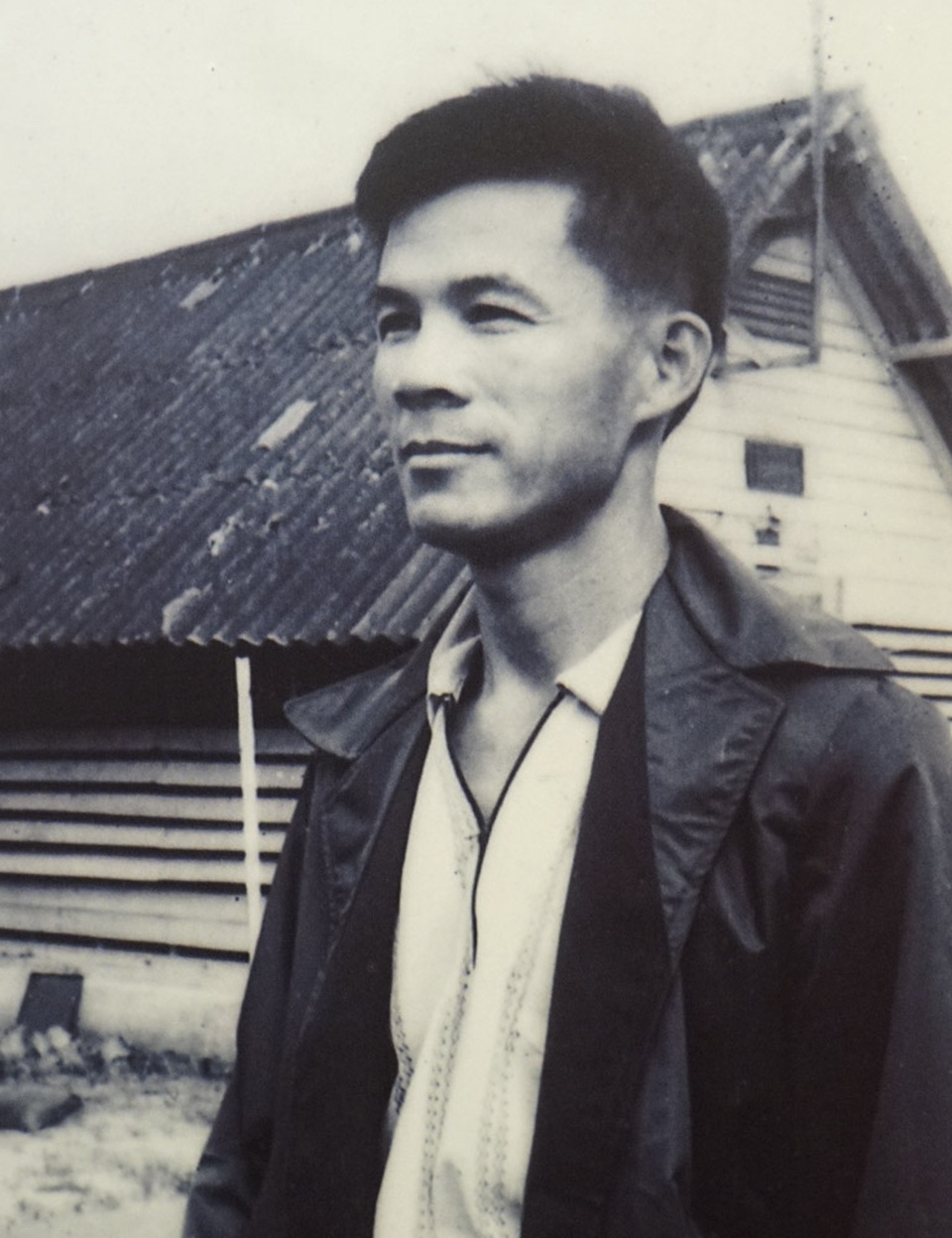 Những hình ảnh, kỷ vật "đi qua cuộc chiến" - 8 Ông Võ Văn Bảy, sinh năm 1930, thương binh 4/4 - TP Đà Nẵng. Ông là người trực tiếp tham gia trận đánh đồn Mang Đen được coi là xương sống của địch ở Đông Bắc Kon Tum. Đêm 27 rạng sáng 28/1/1954 cánh quân của ông đánh đồn Mang Đen đến lô cốt cuối nhưng không chiếm được. Trước tình thế đó, Trung đoàn dự kiến đưa lực lượng ra ngoài để đêm sau đánh tiếp, tuy nhiên ông Bảy đã cùng đồng đội đề nghị không nên rút quân, giữ vũng khu vực đã chiếm, vượt qua sân bay, dùng hỏa lực và 6 khẩu đại liên yểm trợ cho bộ đội, đến 8 giờ sáng thì địch đầu hàng.