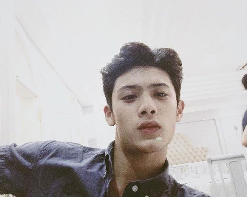Hot boy 10X có "bụng 6 múi" được cộng đồng mạng rần rần tìm kiếm - 1 Nhờ tập luyện chăm chỉ, chơi thể thao thường xuyên và ăn uống điều độ nên dù mới chỉ sinh năm 2002 nhưng Hiếu lại sở hữu thân hình cơ bắp, khuôn mặt đẹp khiến bất cứ ai nhìn vào cũng phải ngạc nhiên trước vẻ điển trai của nam sinh đến từ Hà Nội.