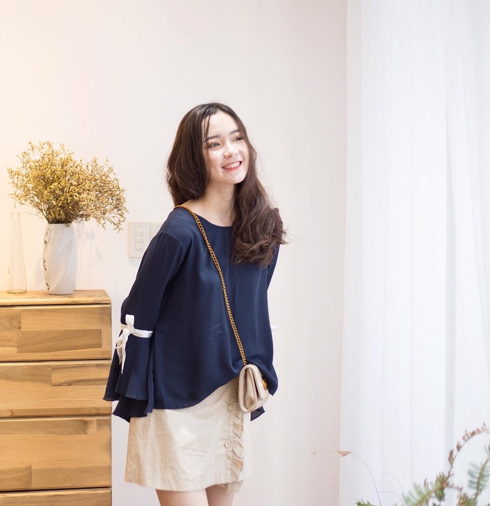Nữ sinh 10X Nghệ An xinh đẹp, học giỏi, làm mẫu ảnh từ lớp 8 - 1 Đinh Ngọc Phi Linh hiện đang là học sinh lớp 12A10 trường THPT chuyên Đại học Vinh (Nghệ An), may mắn được phú cho chiều cao lợi thế 1m62 nên ngay từ khi ngồi trên ghế trường cấp 2, Phi Linh đã tìm được cho mình đam mê là nghề mẫu ảnh.