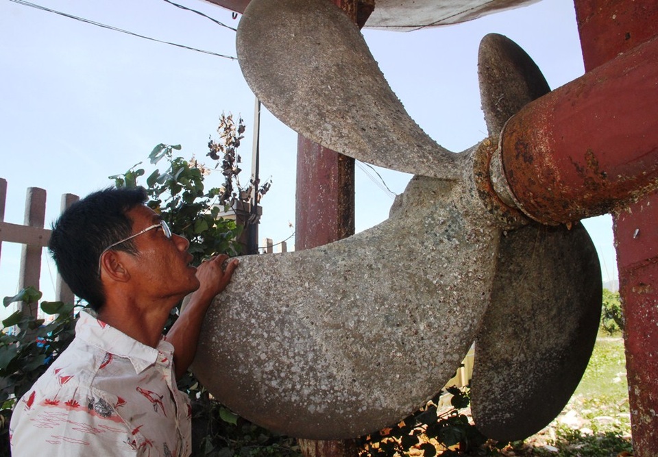 Toàn cảnh 5 tàu vỏ thép của Đại Nguyên Dương rỉ sét nham nhở - 9
Ngư dân Nguyễn Văn Khỏe cho rằng, thiết kế khoảng cách chân vịt và bánh lái tàu không hợp lý dẫn đến nhiều nguyên nhân gãy cốt, lưới bị cuốn vào chân vịt. “Tôi phải bỏ cả gần 100 triệu đồng thuê thợ lặn tháo chân vịt đem sửa lại, nhưng tàu vẫn nằm bờ do vỏ thép bị rỉ sét nặng”- anh Khỏe bức xúc.