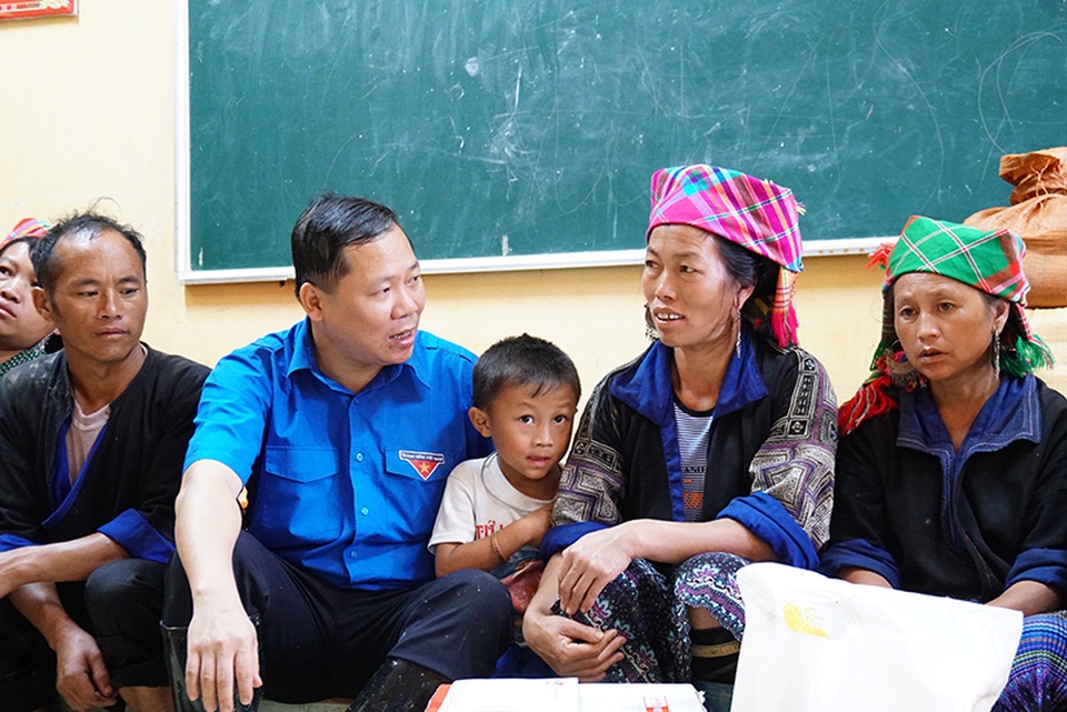 Tập trung hoạt động tình nguyện thanh niên giúp bà con Yên Bái vượt khó sau lũ - 1 Anh Nguyễn Phi Long, Bí thư BCH Trung ương Đoàn, Chủ tịch Trung ương Hội LHTN Việt Nam chia sẻ với những mất mát của bà con nhân dân xã Kim Nọi, huyện Mù Cang Chải, tỉnh Yên Bái.