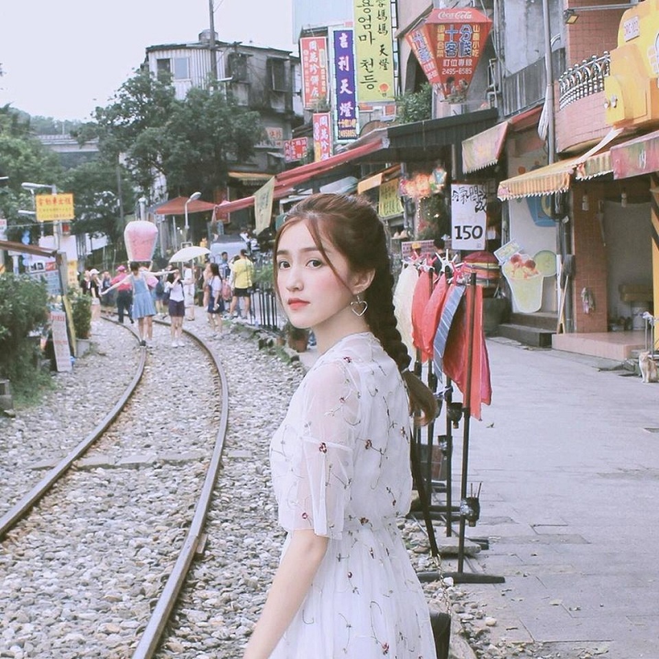 Nữ sinh Sài Gòn xinh đẹp khiến ngàn chàng trai thương nhớ - 1 Mai Mỹ Uyên (sinh năm 1998, Sài Gòn), hiện tại đang theo học ngành Ngân hàng của trường đại học Sài Gòn.