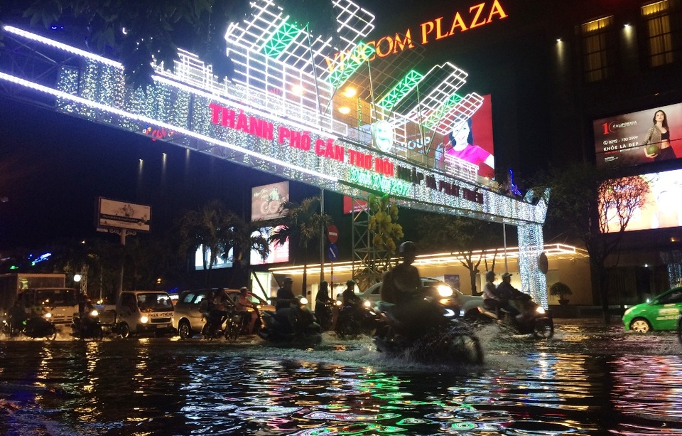 Đường 30/4 cũng mênh mông nước