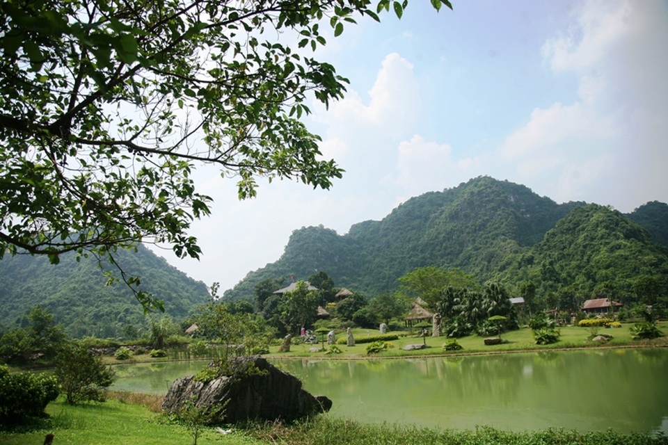 Khám phá "nơi bảo tồn những báu vật của trời"! - 9 Toàn bộ vườn chim Thung Nham được bao bọc xung quanh là những dãy núi đá vôi cao ngút ngàn, được phủ bằng màu xanh thiên nhiên mát mẻ.