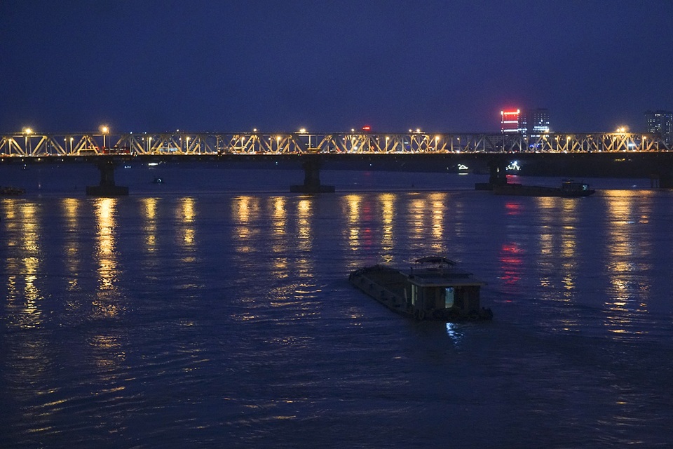 Hà Nội lung linh về đêm - 9
Cầu Chương Dương soi bóng trên mặt nước sông Hồng.